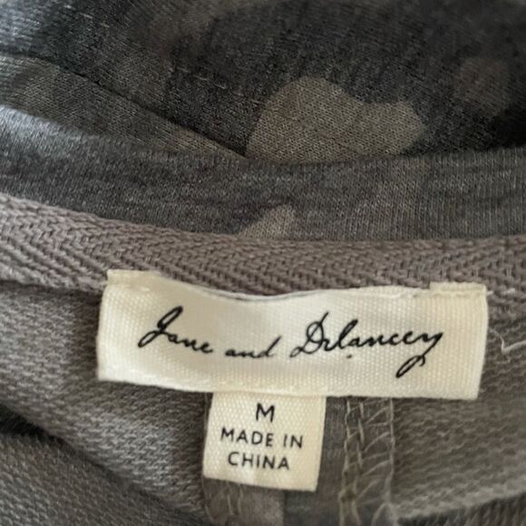 June & Delaney camouflage women’s shirt - Picture 4 of 5